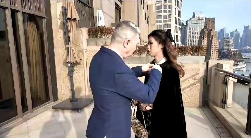 徐帆带徐朵参加活动，3次想牵女儿手均被拒绝！徐朵发文回应质疑(图11)