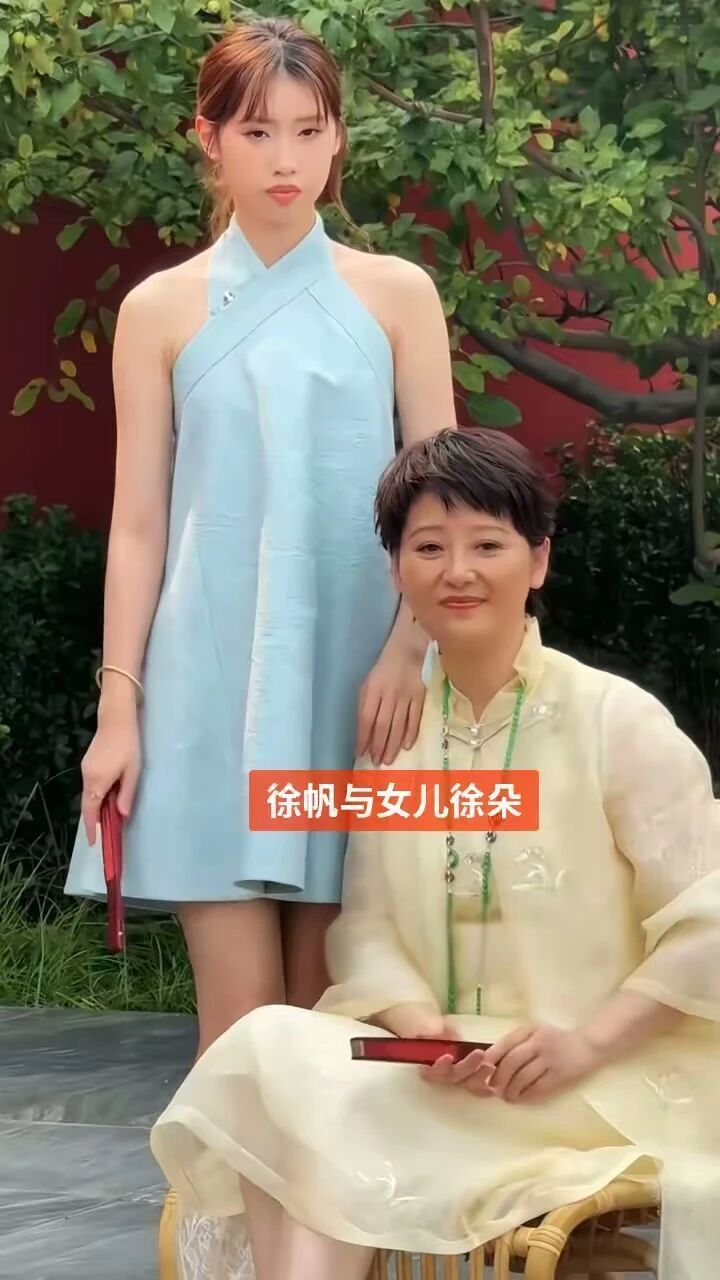 徐帆带徐朵参加活动，3次想牵女儿手均被拒绝！徐朵发文回应质疑(图15)