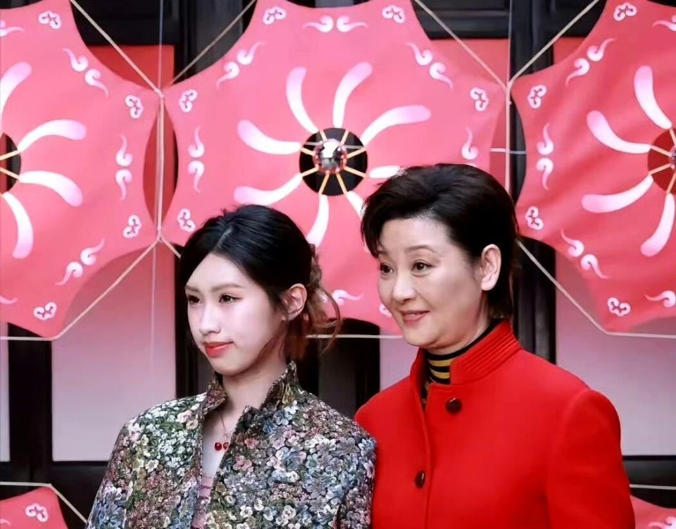 徐帆带徐朵参加活动，3次想牵女儿手均被拒绝！徐朵发文回应质疑(图14)