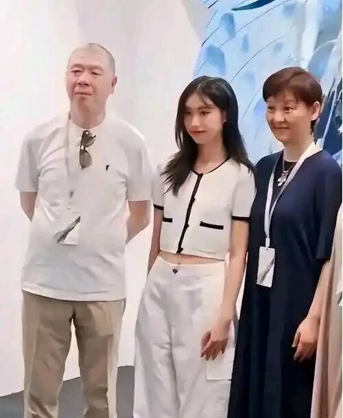 徐帆带徐朵参加活动，3次想牵女儿手均被拒绝！徐朵发文回应质疑(图16)