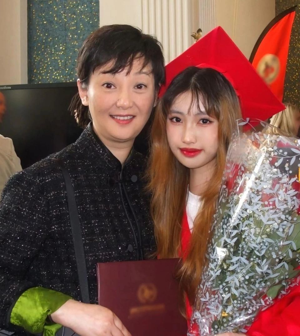 徐帆带徐朵参加活动，3次想牵女儿手均被拒绝！徐朵发文回应质疑(图19)