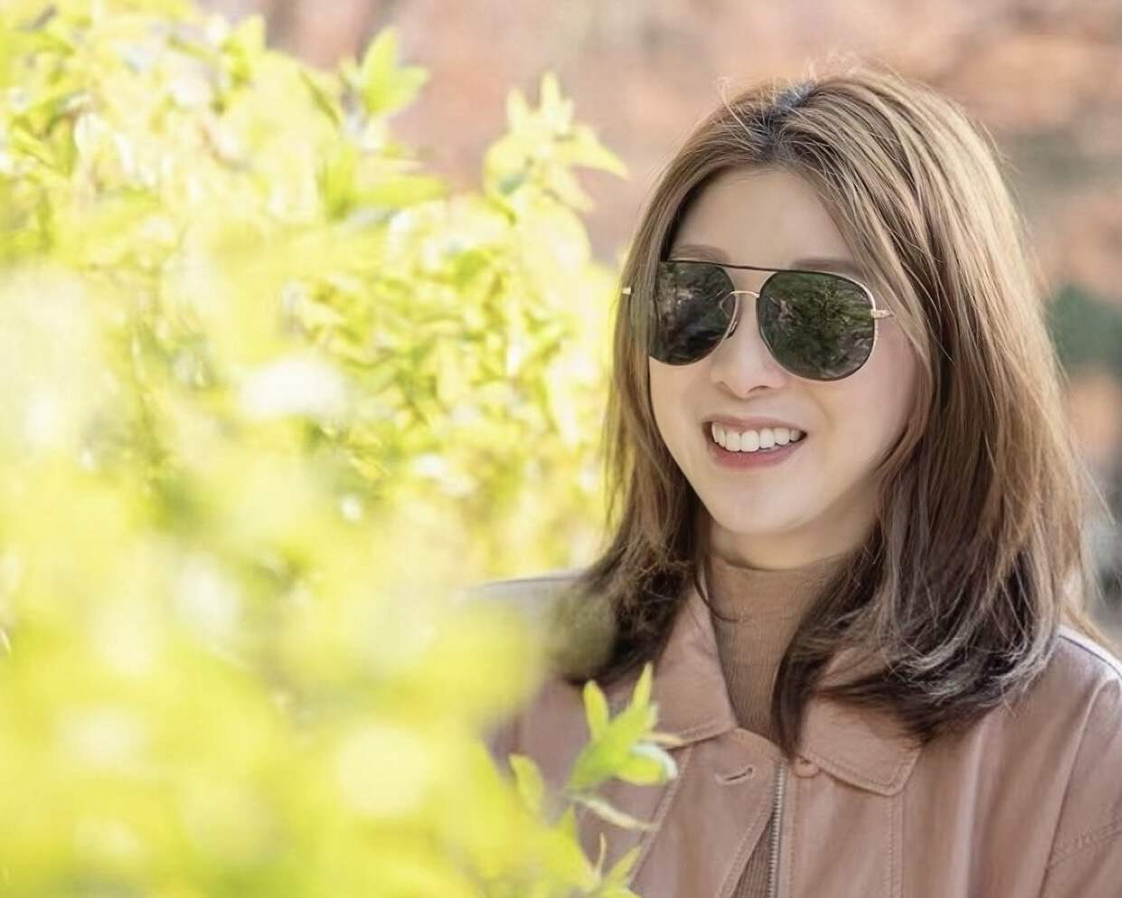 香港知名女星新恋情曝光，二十年闺蜜变情人，男友不介意当继父(图2)