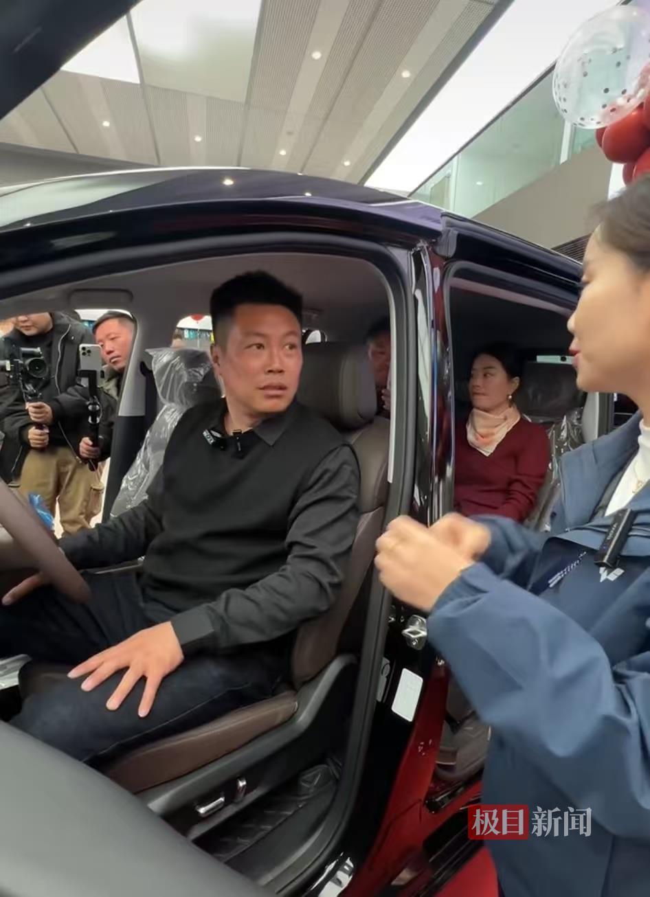 “天安门墙绘”创作者获赠五菱汽车，当事人：会开这辆新车全国巡画(图1)