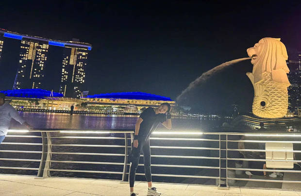 关晓彤晒日常随拍，新加坡边看风景边夜跑悠