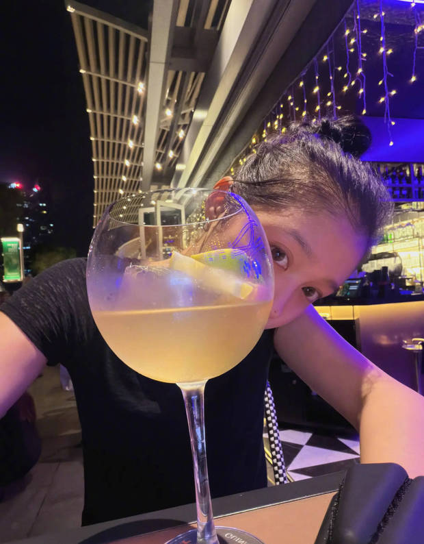 关晓彤晒日常随拍，新加坡边看风景边夜跑悠闲惬意(图2)