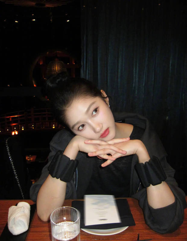 关晓彤晒日常随拍，新加坡边看风景边夜跑悠闲惬意(图4)