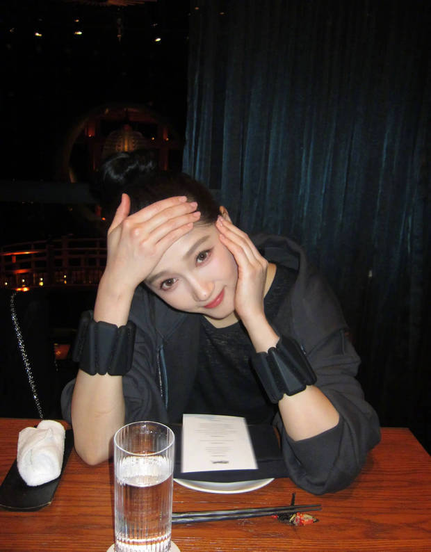 关晓彤晒日常随拍，新加坡边看风景边夜跑悠闲惬意(图5)