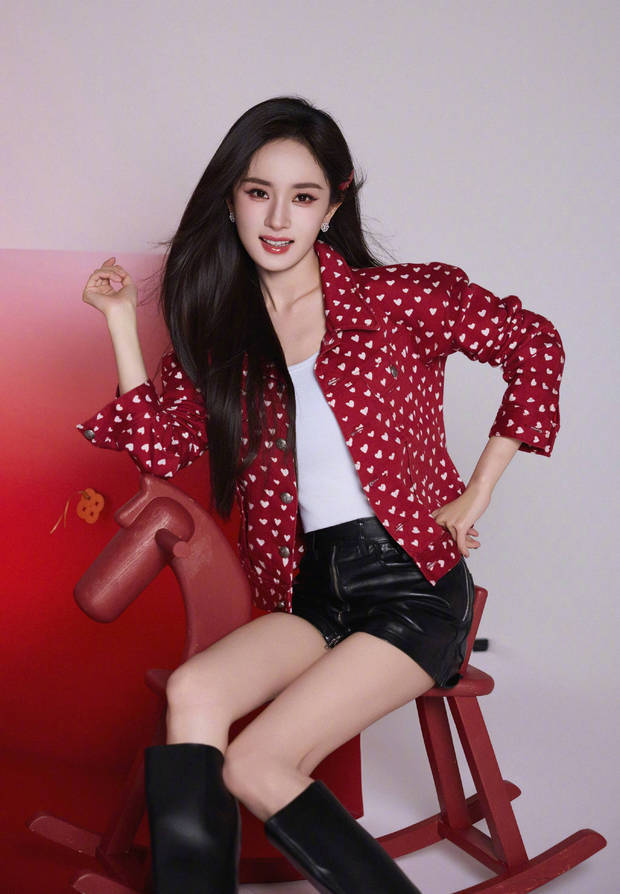 杨幂红白爱心波点夹克搭配皮裙似少女(图4)