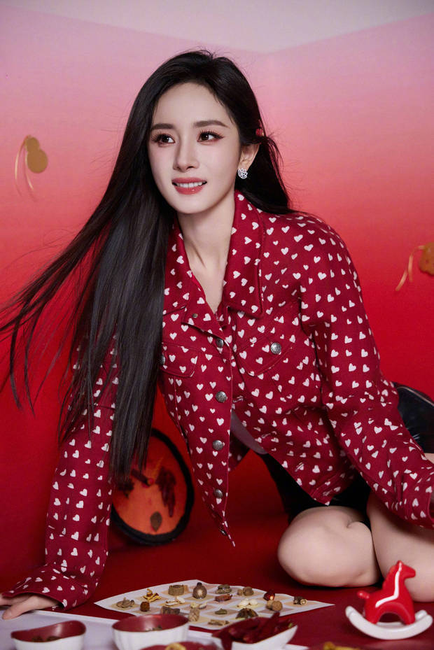 杨幂红白爱心波点夹克搭配皮裙似少女(图6)