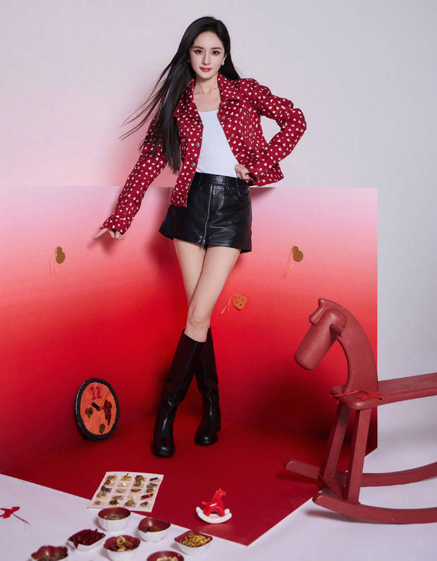杨幂红白爱心波点夹克搭配皮裙似少女(图2)