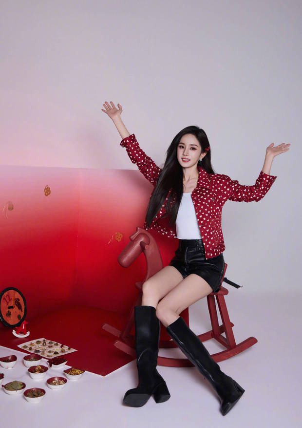 杨幂红白爱心波点夹克搭配皮裙似少女(图5)