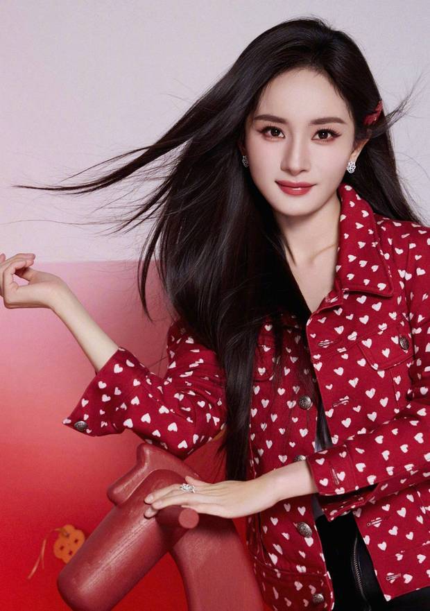 杨幂红白爱心波点夹克搭配皮裙似少女(图3)