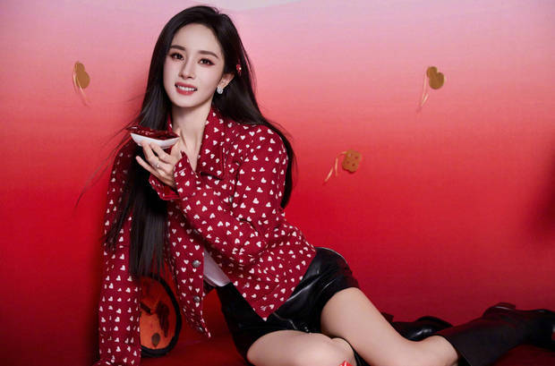 杨幂红白爱心波点夹克搭配皮裙似少女(图8)