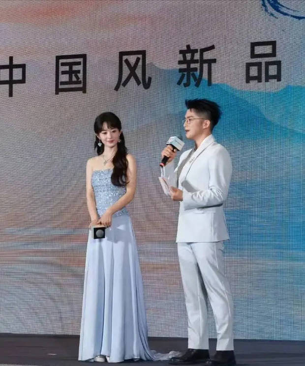 赵丽颖蓝色抹胸裙气质优雅(图4)