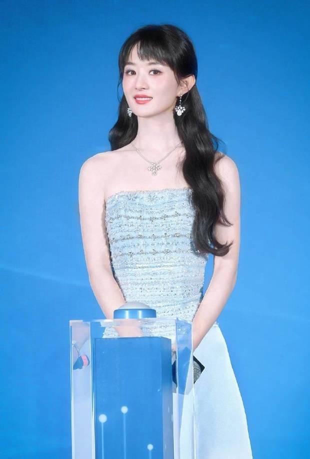 赵丽颖蓝色抹胸裙气质优雅(图1)