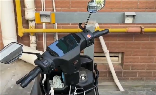 电车充电桩离燃气管道不足半米：居民担忧却