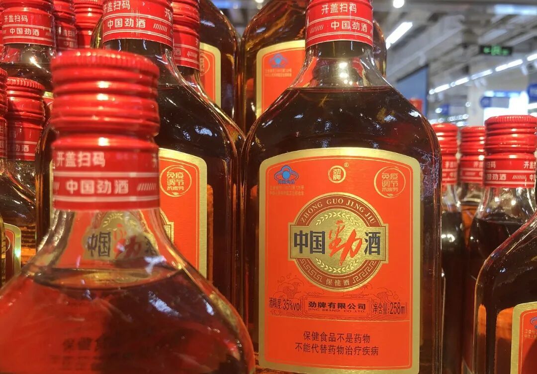 中年男人最爱的酒，年轻女孩正在抢断货