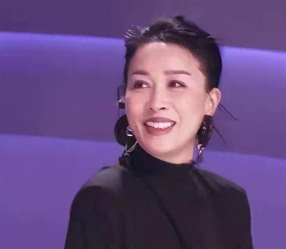 天呐，58岁那英改头换面，越来越漂亮，像变了个人似的(图1)