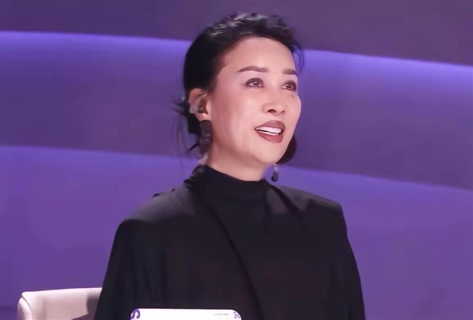 天呐，58岁那英改头换面，越来越漂亮，像变了个人似的(图2)