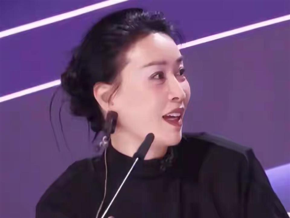 天呐，58岁那英改头换面，越来越漂亮，像变了个人似的(图8)