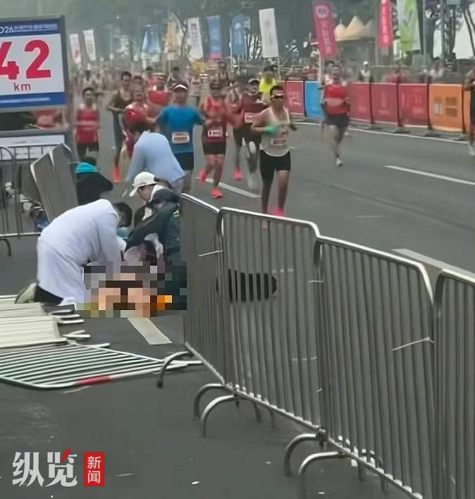 选手临近终点倒地离世，重庆马拉松通报(图2)
