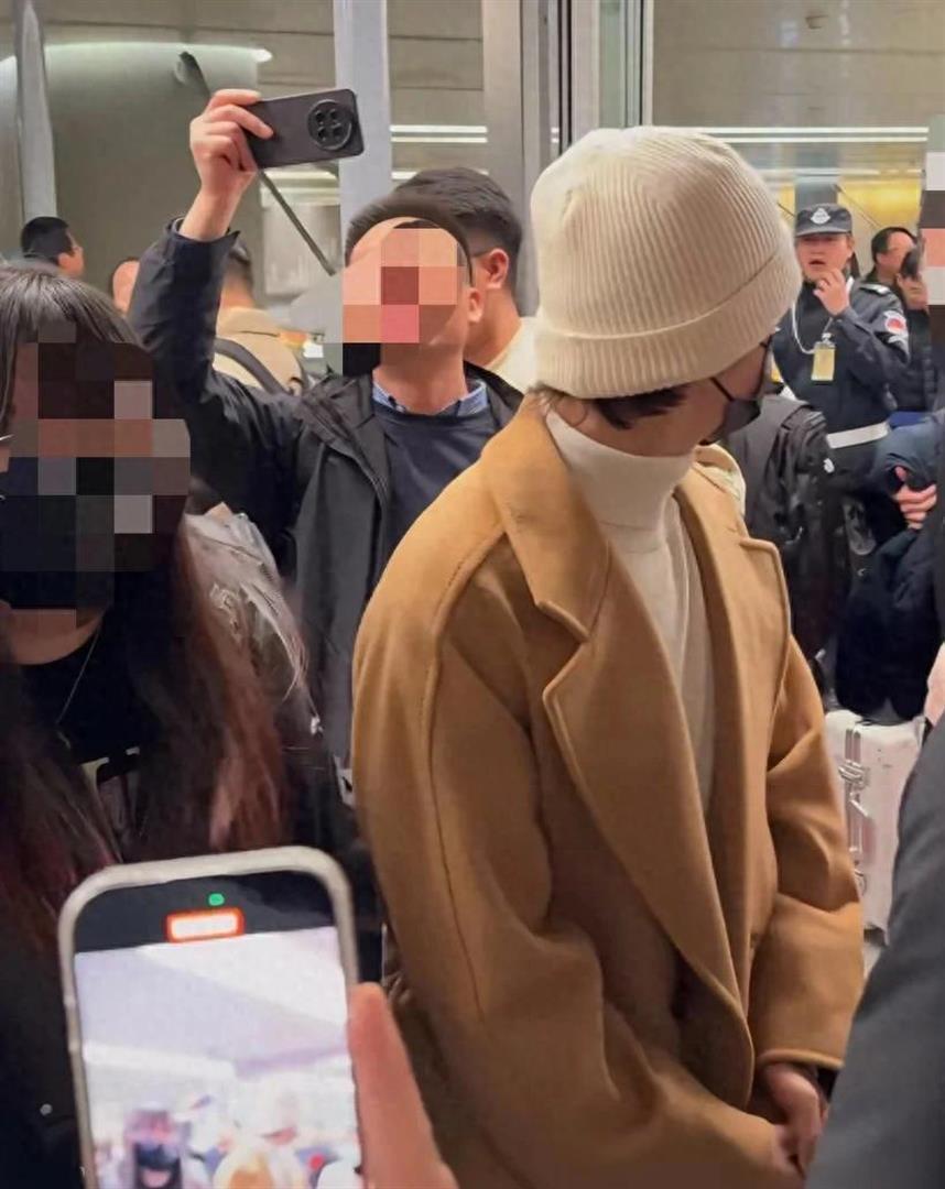 张远机场遭代拍围堵，无奈退到一旁给他人让路，当明星也很无奈呀(图1)