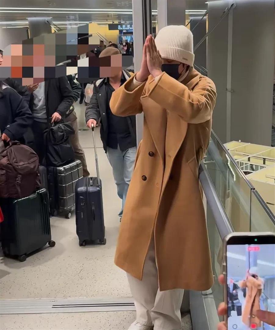 张远机场遭代拍围堵，无奈退到一旁给他人让路，当明星也很无奈呀(图8)