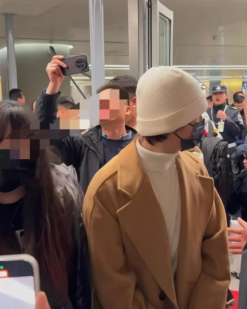 张远机场遭代拍围堵，无奈退到一旁给他人让路，当明星也很无奈呀(图2)