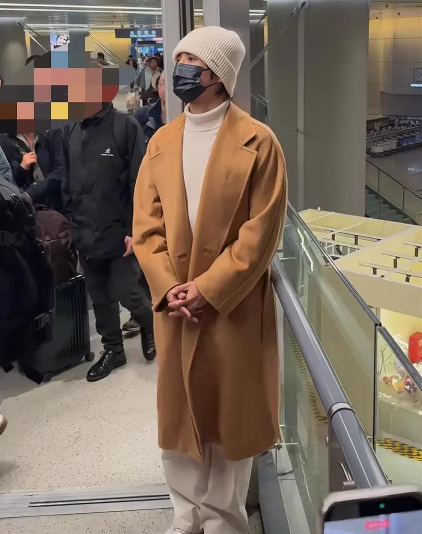 张远机场遭代拍围堵，无奈退到一旁给他人让路，当明星也很无奈呀(图5)