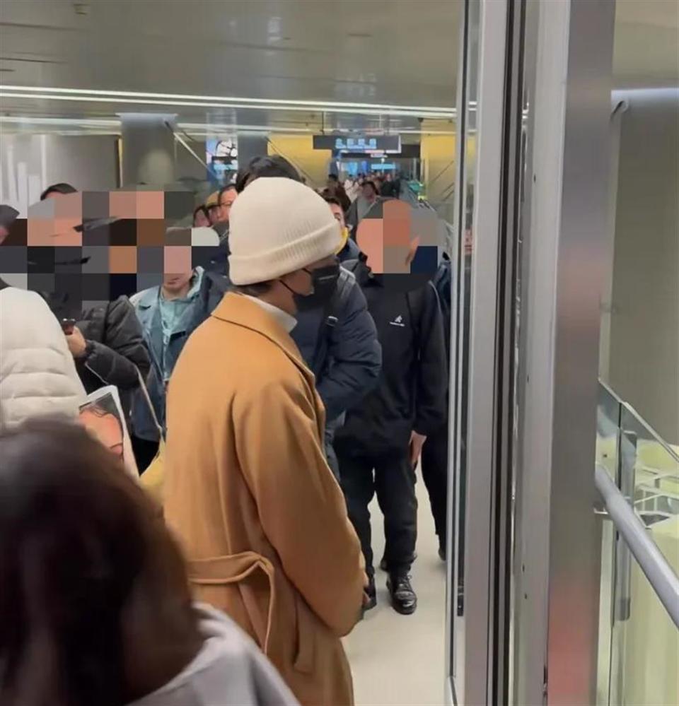 张远机场遭代拍围堵，无奈退到一旁给他人让路，当明星也很无奈呀(图4)