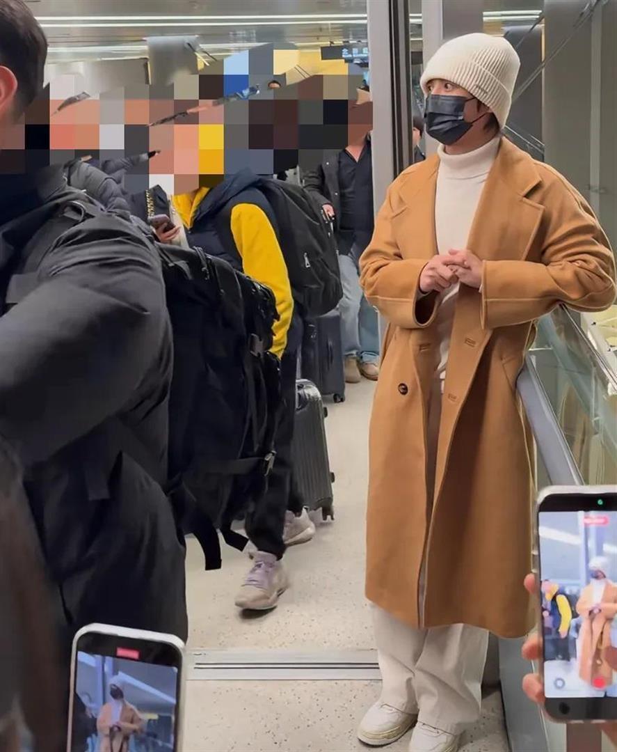 张远机场遭代拍围堵，无奈退到一旁给他人让路，当明星也很无奈呀(图7)