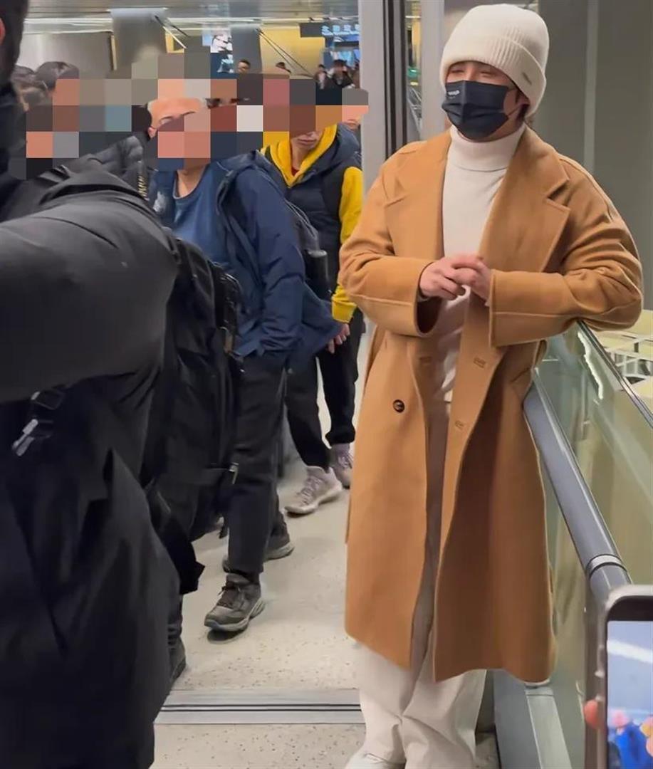 张远机场遭代拍围堵，无奈退到一旁给他人让路，当明星也很无奈呀(图6)