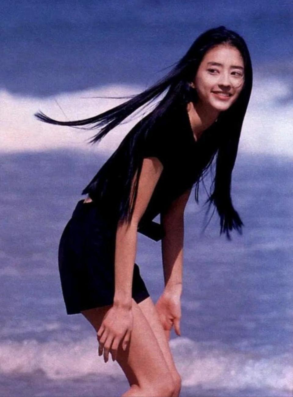 美貌的天敌不是发福而是发腮！从林青霞到刘亦菲都因发腮颜值暴跌(图1)