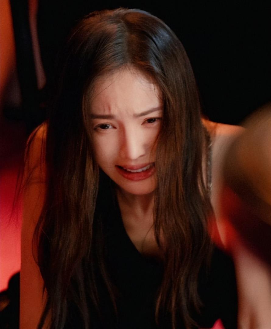 官媒发文，35岁金晨再破天花板，让张继科和整个娱乐圈沉默了(图2)