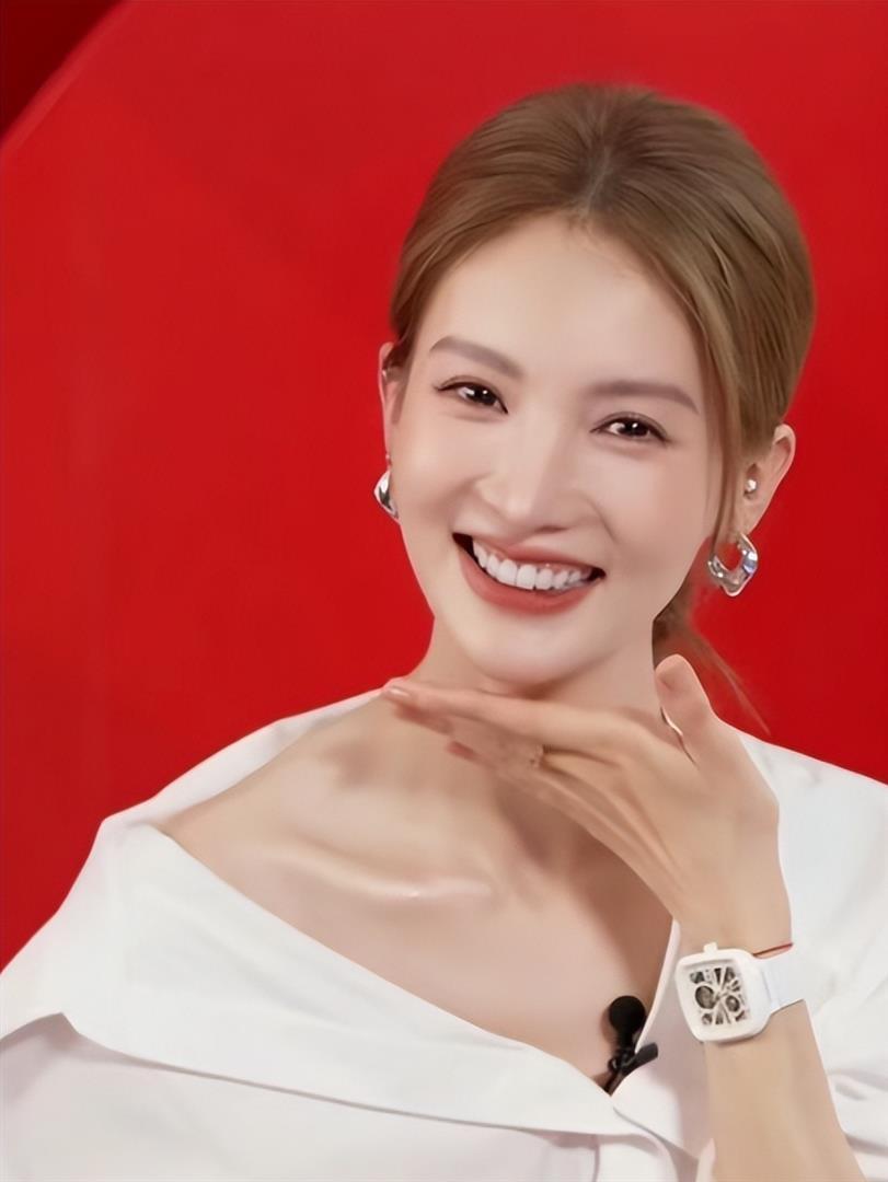 官媒发文，35岁金晨再破天花板，让张继科和整个娱乐圈沉默了(图3)