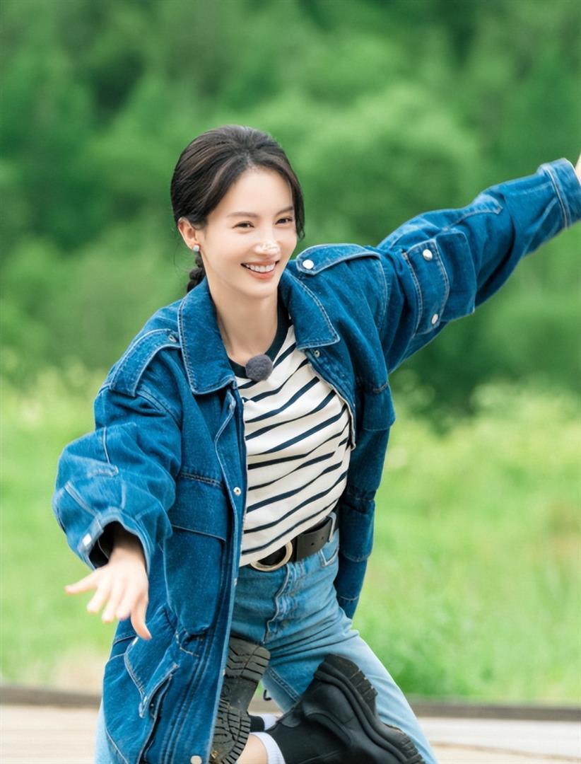 官媒发文，35岁金晨再破天花板，让张继科和整个娱乐圈沉默了(图50)