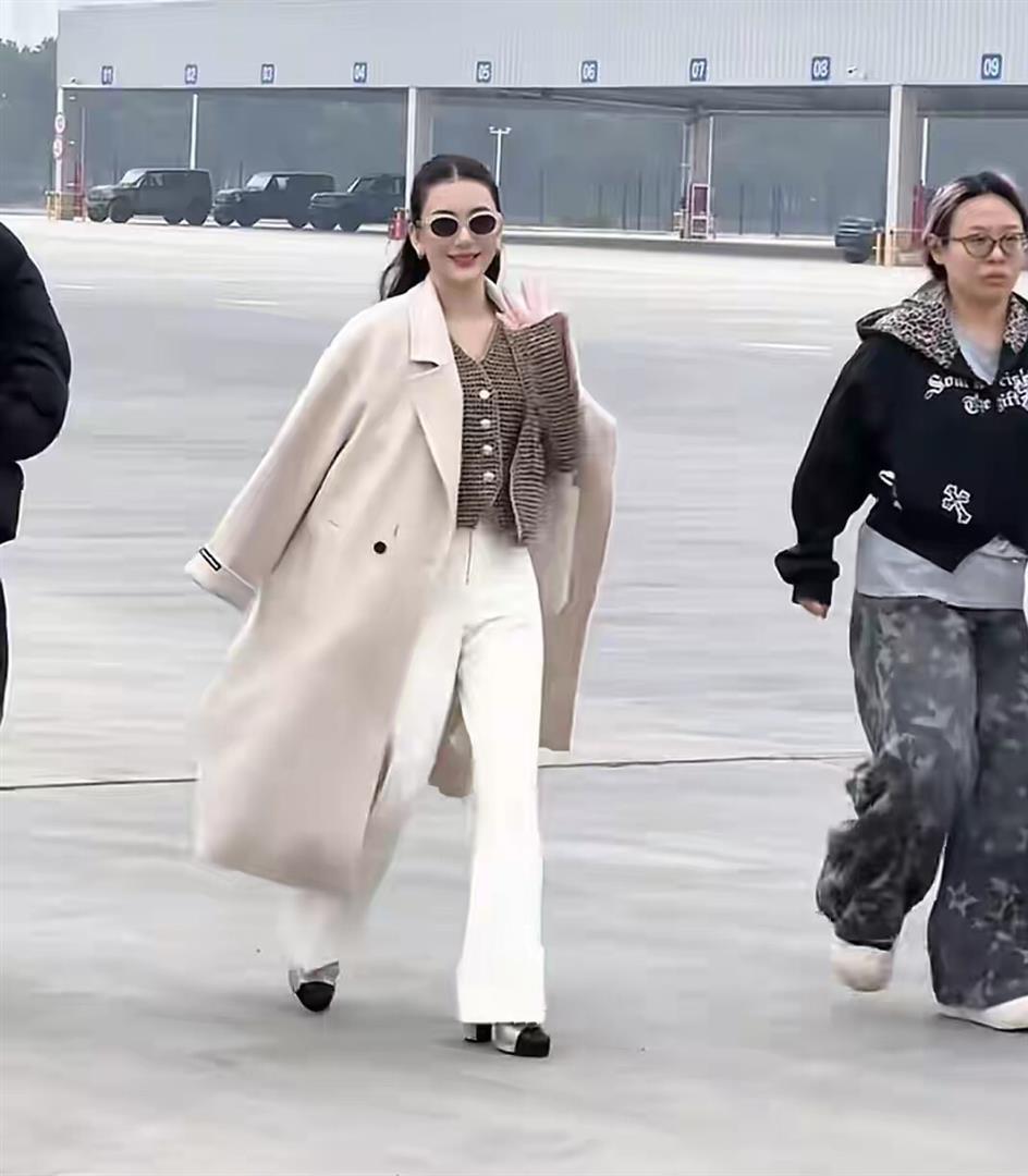 方媛生三胎后露馅！现身芜湖车企，摘墨镜气血不足显憔悴(图3)