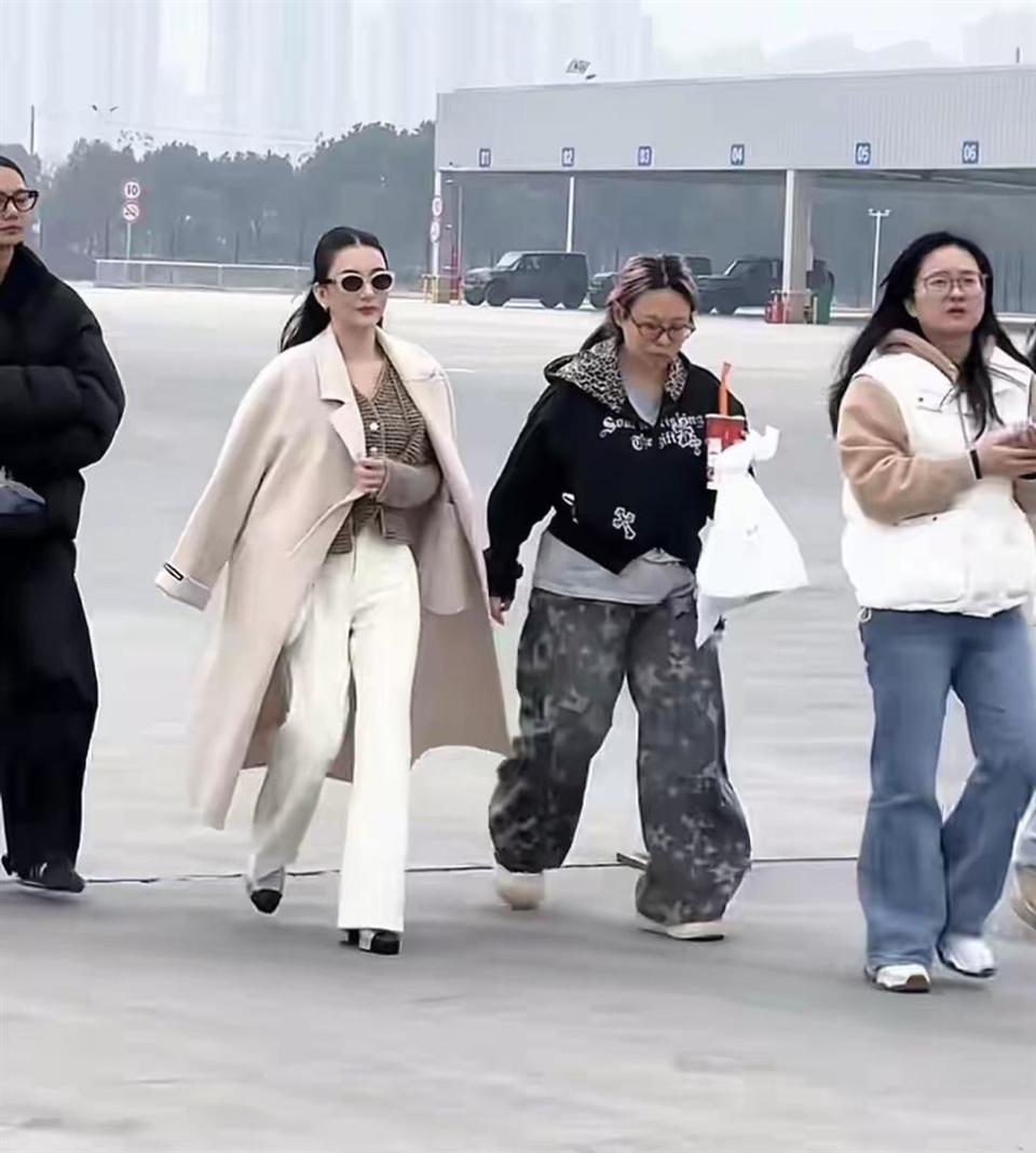 方媛生三胎后露馅！现身芜湖车企，摘墨镜气血不足显憔悴(图1)