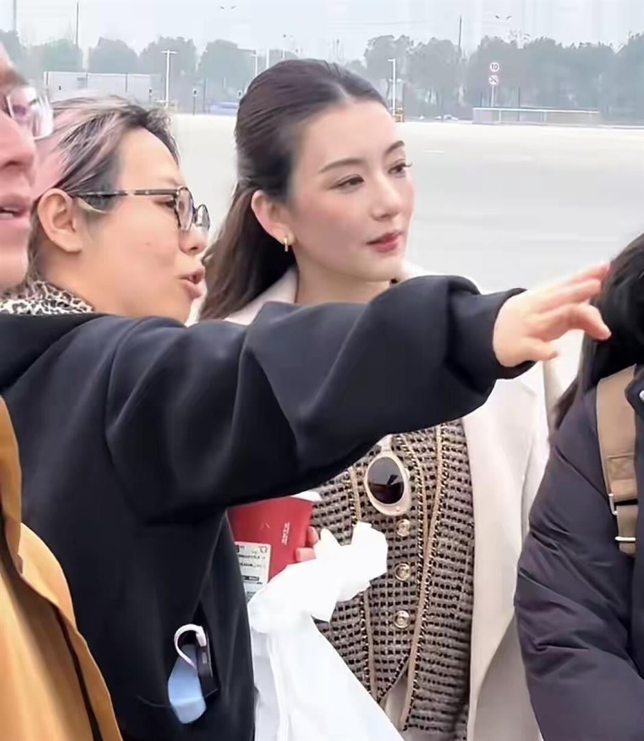 方媛生三胎后露馅！现身芜湖车企，摘墨镜气血不足显憔悴(图2)