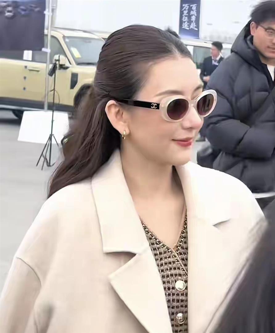 方媛生三胎后露馅！现身芜湖车企，摘墨镜气血不足显憔悴(图4)