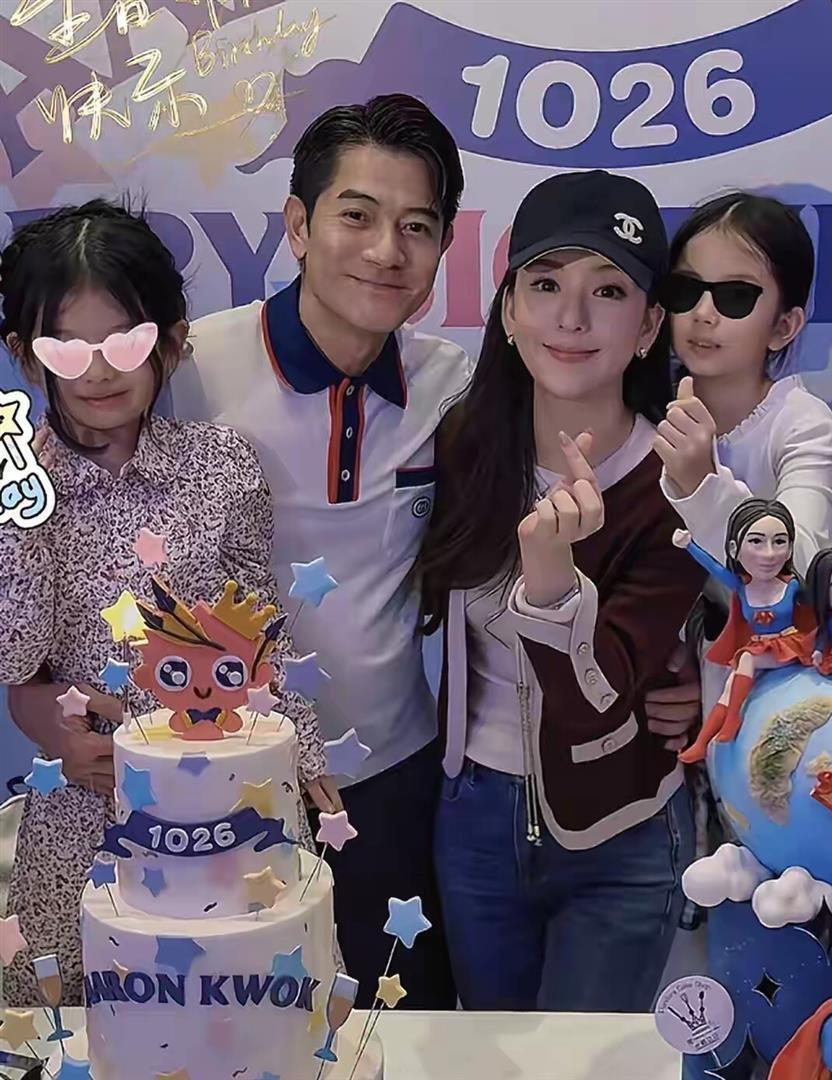 方媛生三胎后露馅！现身芜湖车企，摘墨镜气血不足显憔悴(图5)