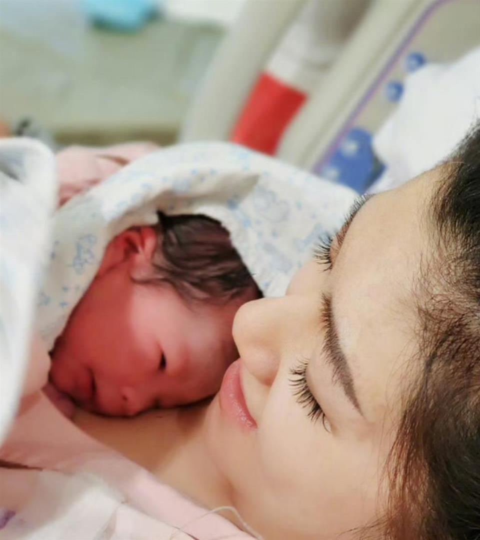 任家萱停工2年备孕还没怀，45岁执着生二胎，近照已是路人模样(图6)