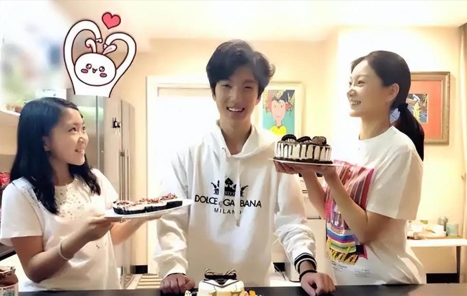 张艺谋做梦也没有想到，才24岁的儿子，如今已经开始为他争光了！(图11)