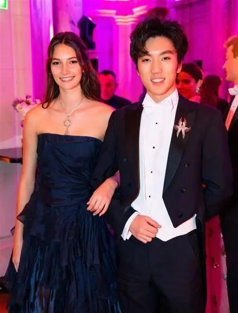 张艺谋做梦也没有想到，才24岁的儿子，如今已经开始为他争光了！(图1)