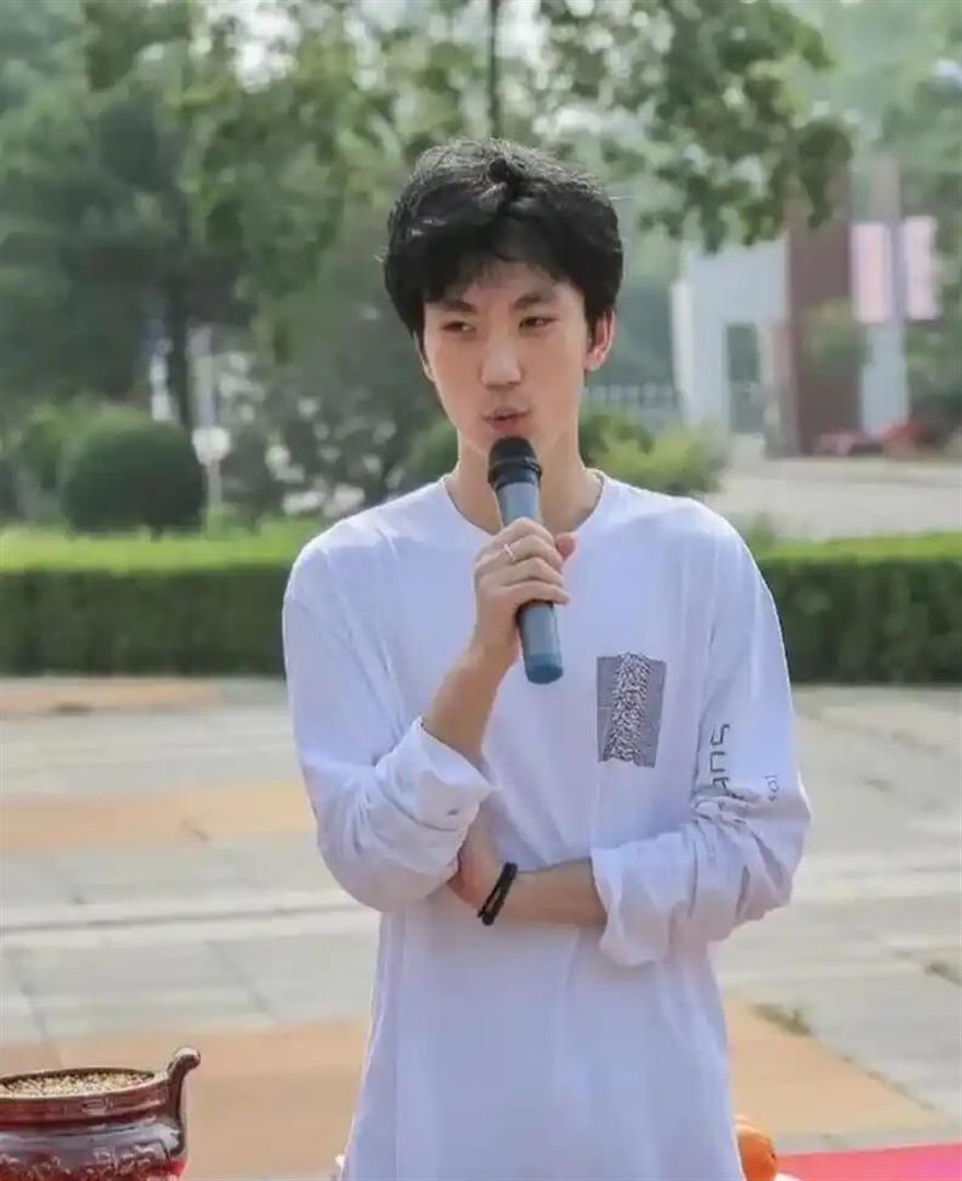 张艺谋做梦也没有想到，才24岁的儿子，如今已经开始为他争光了！(图6)