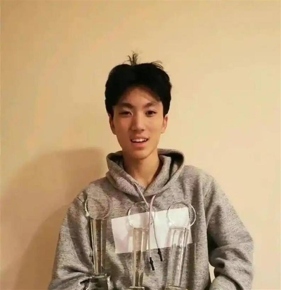 张艺谋做梦也没有想到，才24岁的儿子，如今已经开始为他争光了！(图8)