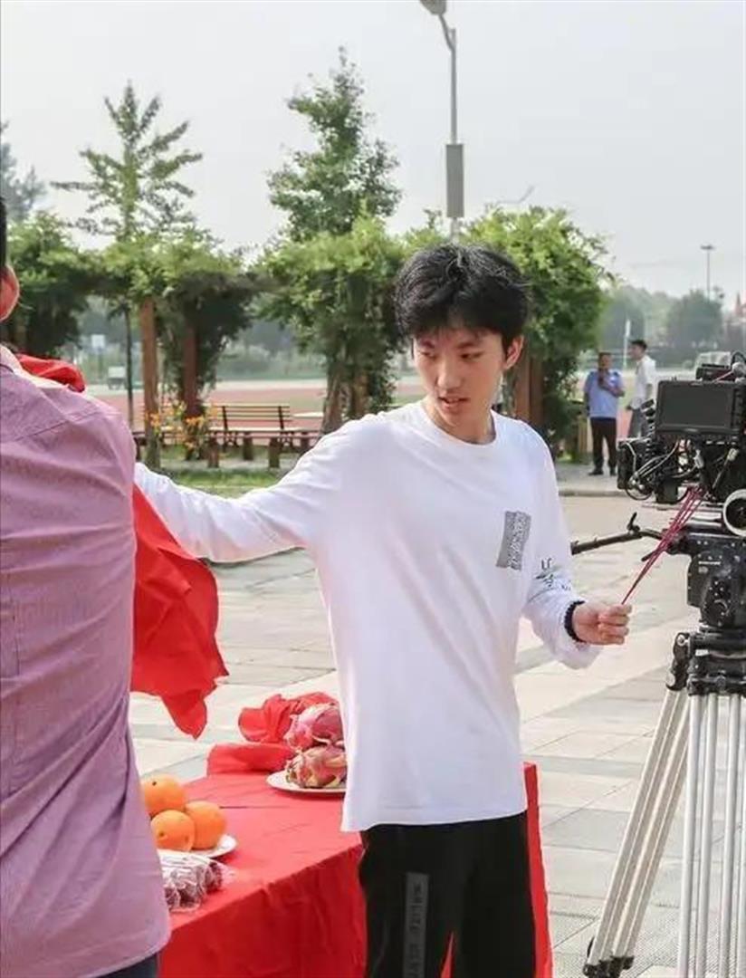 张艺谋做梦也没有想到，才24岁的儿子，如今已经开始为他争光了！(图9)