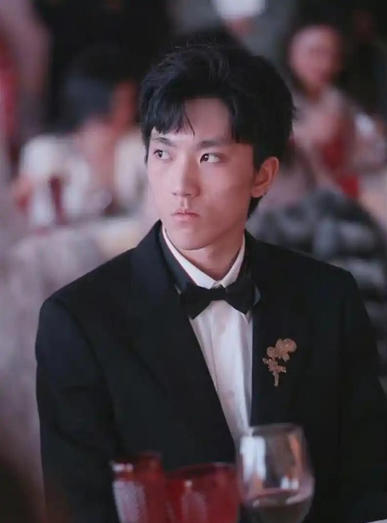 张艺谋做梦也没有想到，才24岁的儿子，如今已经开始为他争光了！(图7)