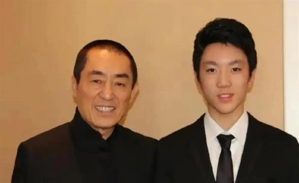 张艺谋做梦也没有想到，才24岁的儿子，如今已经开始为他争光了！(图10)