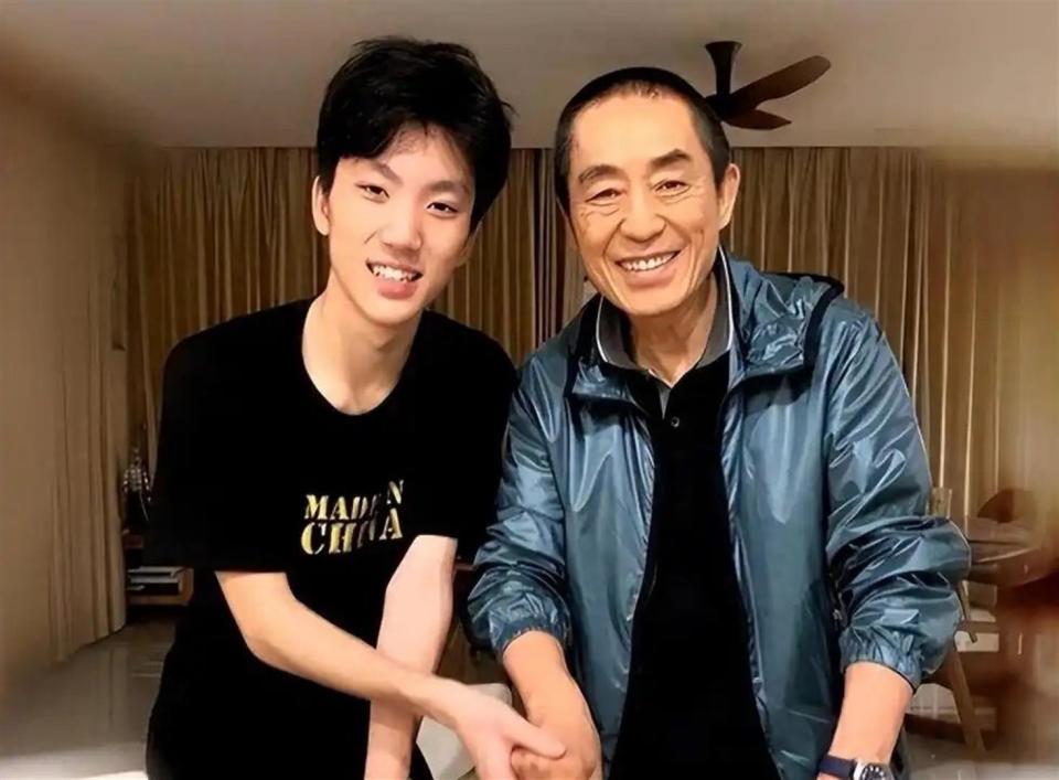 张艺谋做梦也没有想到，才24岁的儿子，如今已经开始为他争光了！(图17)